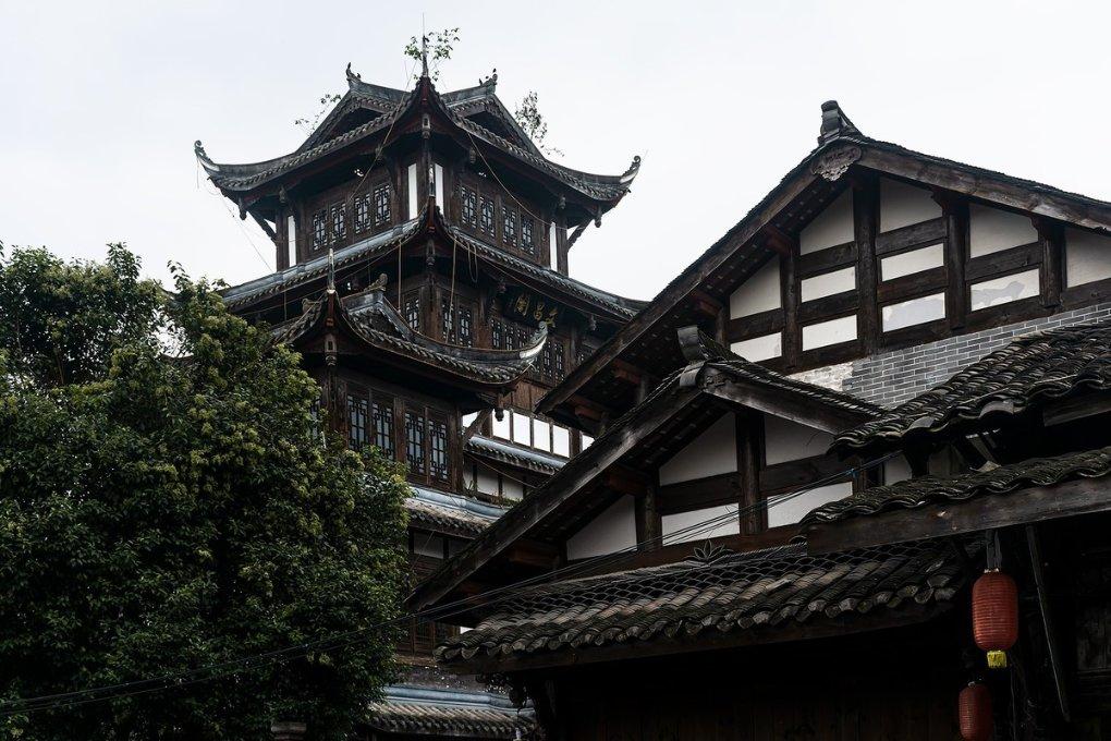 宋佳参加影协大会，一身黑色西装尽显干练，素颜现身颜值扛打